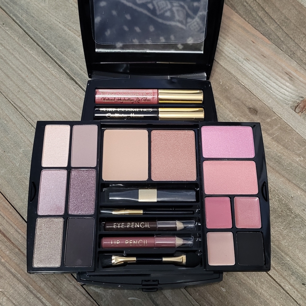 NIB Pure Cosmetics Essentials Palette